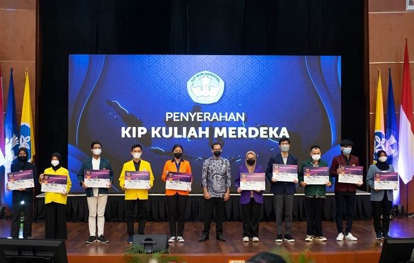 Penyerahan KIP Kuliah Merdeka di Auditorium Institut Pertanian Bogor (IPB), Bogor pada Jumat, 10 Desember 2021.