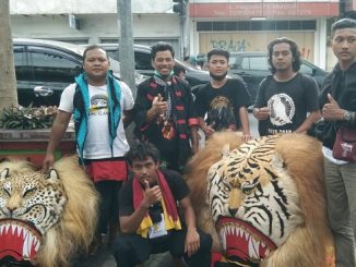 Winarno bersama Kelompok Kesenian Reog Singo Dilogo dari Dusun Gumuk, Desa Sumber, Kecamatan Dukun, Kabupaten Magelang, Jawa Tengah