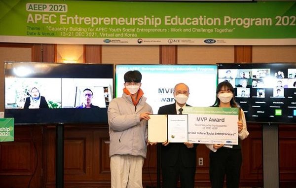 Mahasiswa Beasiswa Asal Indonesia Menangi AEEP 2021 Mahasiswa asal Indonesia di forum internasional APEC Entrepreneurship Education Program (AEEP) 2021