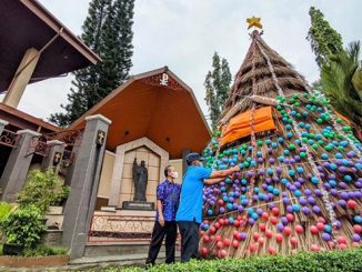 Pohon Natal sapu lidi di halaman depan Gereja Katedral Purwokerto. (Dok.radarbanyumas)
