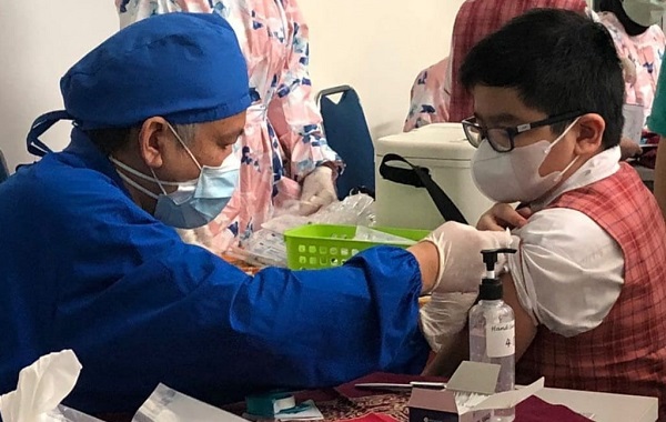 Vaksinasi peserta didik di SDK 6 PENABUR, Jalan Raya Kelapa Hybrida Blok QA3, Kelapa Gading, Jakarta Utara pada Rabu, 15 Desember 2021