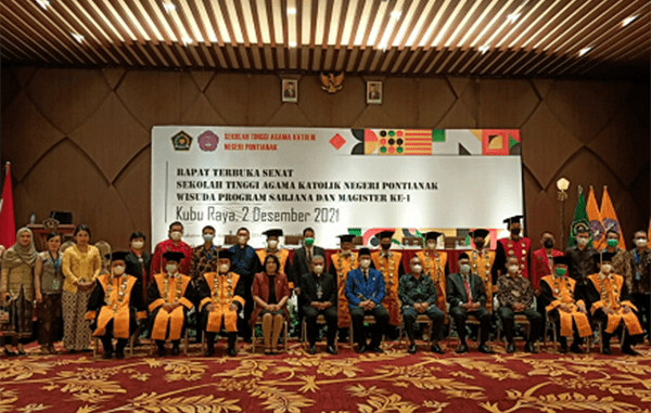 Wisuda Program Sarjana dan Magister Angkatan I Sekolah Tinggi Agama Katolik (STAKat) Negeri Pontianak. (Dok.Bimas Katolik) Wisuda Program Sarjana dan Magister Angkatan I Sekolah Tinggi Agama Katolik (STAKat) Negeri Pontianak. (Dok.Bimas Katolik)