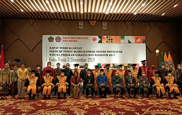 Wisuda Program Sarjana dan Magister Angkatan I Sekolah Tinggi Agama Katolik (STAKat) Negeri Pontianak. (Dok.Bimas Katolik)