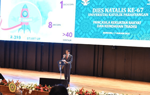 Presiden Joko Widodo menghadiri Dies Natalis ke-67 Universitas Katolik Parahyangan (Unpar), Senin, 17 Januari 2022. (BPMI Setpres/Laily Rachev) Presiden Joko Widodo menghadiri Dies Natalis ke-67 Universitas Katolik Parahyangan (Unpar), Senin, 17 Januari 2022. (BPMI Setpres/Laily Rachev)