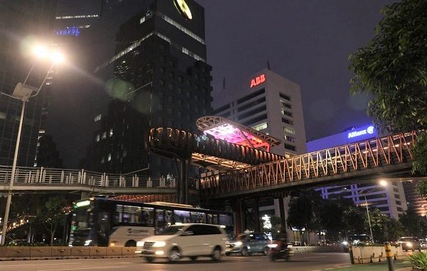 Jembatan Penyeberangan Sepeda (JPS) di kawasan Sudirman, Jakarta Pusat pada malam hari