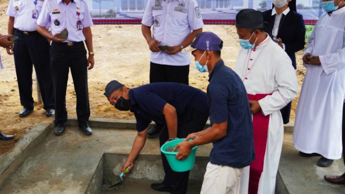 Bupati Tubaba (Tulang Bawang Barat), Umar Ahmad, SP melakukan peletakan batu pertama pembangunan gedung SD Tarakanita Tubaba pada Rabu, 20 April 2022