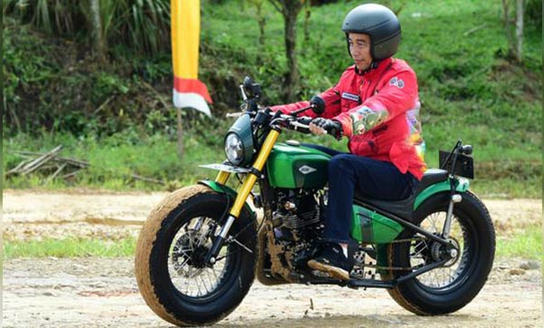Ilustrasi: Presiden Jokowi mengendarai sepeda motor. (Biro Pers Setpres)