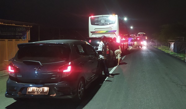 Para pemudik keluar mobil di titik kemacetan Brebes-Tegal Purwokerto pada musim mudik Lebaran, Sabtu, 30 April 2022 (KalderaNews/JS de Britto)