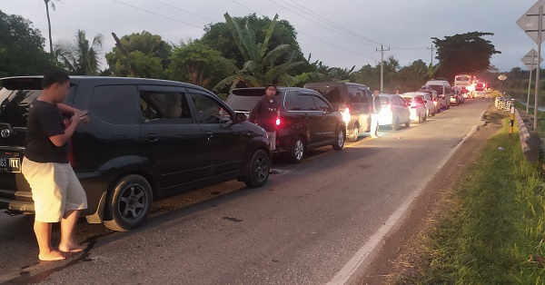Para pemudik keluar mobil di titik kemacetan Brebes-Tegal-Purwokerto hingga fajar menyingsing pada musim mudik Lebaran, Sabtu, 30 April 2022