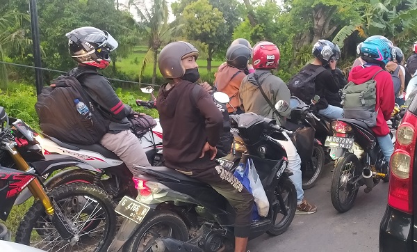 Para pemudik dengan roda berhenti titik kemacetan di Brebes-Tegal Purwokerto pada musim mudik Lebaran, Sabtu, 30 April 2022