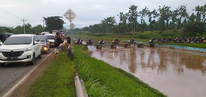 Para pemudik dengan roda dua menyusuri jalur tikus untuk memotong titik kemacetan di Brebes-Tegal Purwokerto pada musim mudik Lebaran, Sabtu, 30 April 2022
