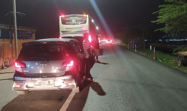 Para pemudik keluar mobil di titik kemacetan Brebes-Tegal Purwokerto pada musim mudik Lebaran, Sabtu, 30 April 2022 (KalderaNews/JS de Britto)