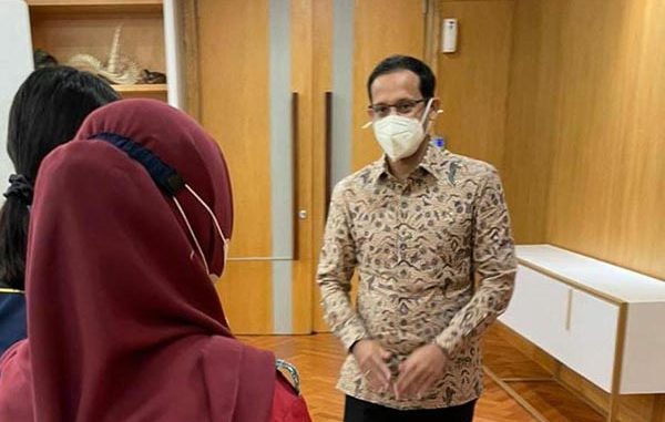 Menteri Nadiem menemui mahasiswi korban dugaan kejahatan seksual di kampus Universitas Riau (UNRI). (Dok. Kemendikburistek)