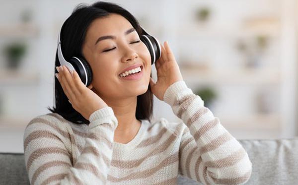 Ilustrasi: Memakai headphone. (Ist.) Ilustrasi: Memakai headphone. (Ist.)