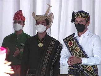 Mendikbudristek mengenakan pakaian adat Flores dalam upacara Hardiknas. (KalderaNews.com/y.prayogo)