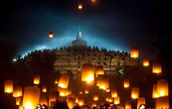Pelepasan lampion perayaan Waisak di Candi Borobudur. (Ist.)