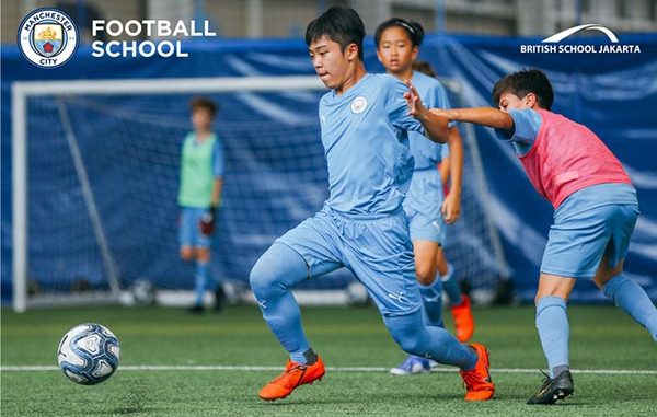Siswa British School Jakarta (BSJ) berlatih sepak bola. (Dok.BSJ)