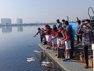 Para siswa dari jenjang TK, SD, SMP dan SMA Tarakanita Pluit dalam kegiatan penuangan eco enzyme di Waduk Pluit pada Jumat, 27 Mei 2022
