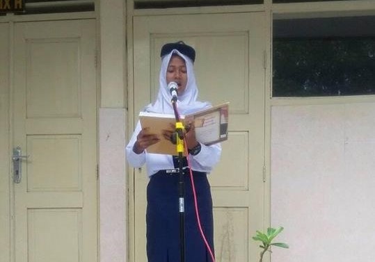 Siswi SMP Negeri 19 Surakarta membacakan salah satu karya dalam buku Jiwa Ragaku untuk Negeriku, Senin, 13 November 2017 