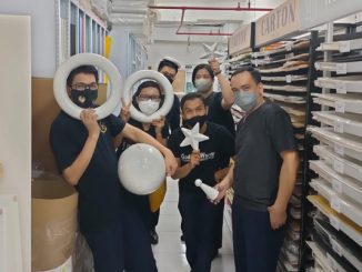 Vice Principal PENABUR Primary Kelapa Gading, Melva Herlina Manalu bersama tim yang sedang mempersiapkan ruangan khusus untuk eksplorasi ruang angkasa