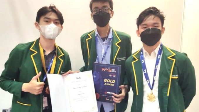 Tiga mahasiswa Kalbis Institute meraih prestasi di ajang World Young Inventors Exhibition (WYIE) 2022 (Dok.Kalbis Institute)