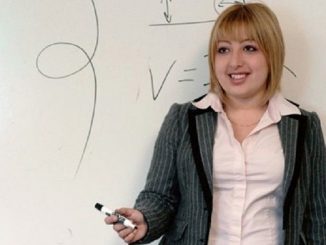 Alia Sabur asal New York, Amerika Serikat dinobatkan menjadi profesor ketika berumur 18 tahun di Konkluk University Seoul, Korea Selatan