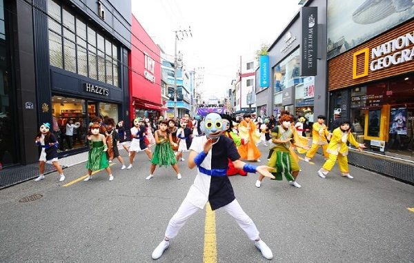 Festival Tari Topeng Andong berlangsung di Area Andong Festival Tari Topeng Andong berlangsung di Area Andong yang dianggap sebagai pusat kebudayaan tradisional Korea. Festival ini mengambil tema topeng serta tari topeng