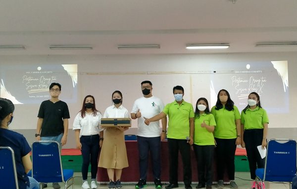 Fidelia Natanael bersama Ketua IAT-1, Brando Tengdom, Kepala SMA Tarsisius 1, Stephanus Subarno, para guru dan orang tua Fidelia Fidelia Natanael bersama Ketua IAT-1, Brando Tengdom, Kepala SMA Tarsisius 1, Stephanus Subarno, para guru dan orang tua Fidelia