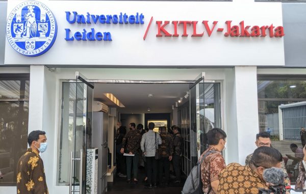 Front Office KITLV-Jakarta dan Kantor Universitas Leiden di Indonesia ini terletak dalam kompleks Kedutaan Besar Belanda di bilangan Jakarta Selatan