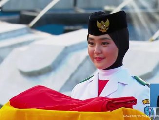 Ayumi Putri Sasaki dari Banyuwangi, Jawa Timur bertugas dalam Upacara Penurunan Bendera Negara Sang Merah Putih pada Rabu sore, 17 Agustus 2022