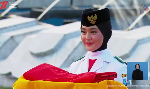 Ayumi Putri Sasaki dari Banyuwangi, Jawa Timur bertugas dalam Upacara Penurunan Bendera Negara Sang Merah Putih pada Rabu sore, 17 Agustus 2022