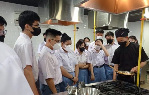 Peserta didik kelas XII SMA Tarsisius 1 di Universitas Bunda Mulia Serpong Peserta didik kelas XII SMA Tarsisius 1 di Universitas Bunda Mulia Serpong