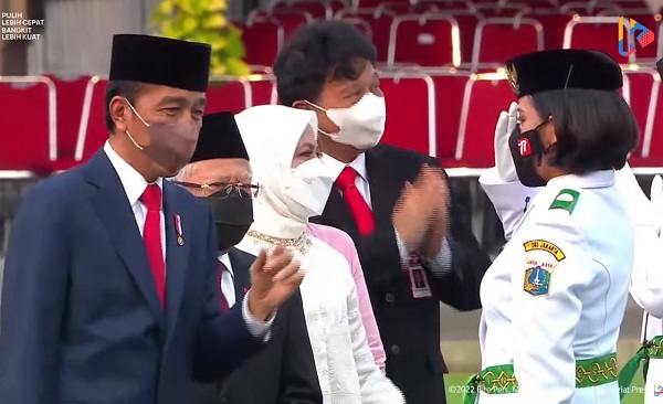 Presiden Joko Widodo resmi mengukuhkan 68 pasukan pengibar bendera pusaka (paskibraka) tingkat nasional di halaman Istana Merdeka, Jakarta, Senin, 15 Agustus 2022