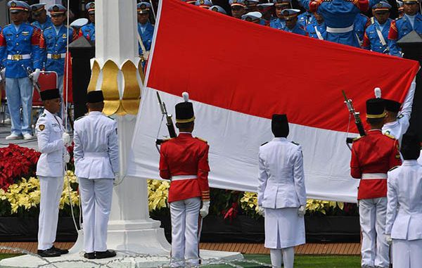 Pengibaran bendera Merah Putih. (Dok.Sekneg)