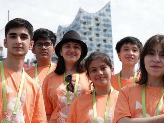 Wilbert Thamrin dari Indonesia bersama Archil Benashvili dari Georgia, Sudaiss Shahid dari Pakistan, Tekla Mkheidze dari Georgia, Atrisa Shahbazi dari Iran, dan Escarlet Tapia Minero dari Meksiko