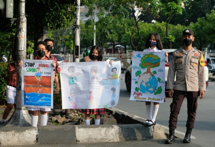 Aksi nyata KB-TK-SD-SMP Tarakanita 3 Blok Patal Sekolah Tarakanita 3 di Hari Ozon Internasional pada Jumat, 16 September 2022 (KalderaNews/Dok. Humas Tarakanita)