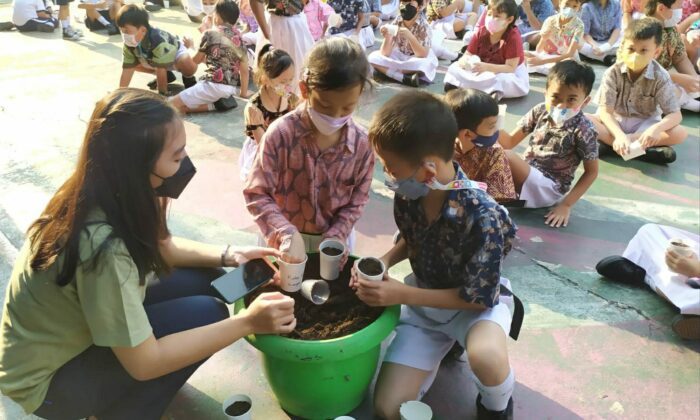 Aksi nyata KB-TK-SD-SMP Tarakanita 3 Blok Patal Sekolah Tarakanita 3 di Hari Ozon Internasional pada Jumat, 16 September 2022 (KalderaNews/Dok. Humas Tarakanita)