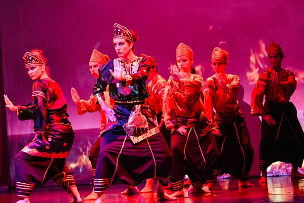 Penampilan sendratari Kelompok Tari KBRI Beograd "Bidadari Dance Studio” membawakan legenda Putri Mandalika yang berasal dari Lombok di Teater Nasional Beograd 