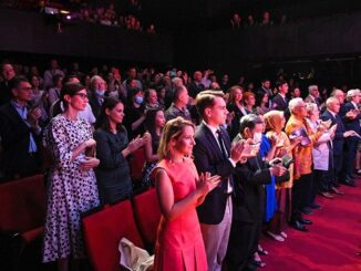 Warga Serbia memberikan standing ovation untuk penampilan sendratari Kelompok Tari KBRI Beograd "Bidadari Dance Studio” yang membawakan legenda Putri Mandalika dari Lombok di Teater Nasional Beograd