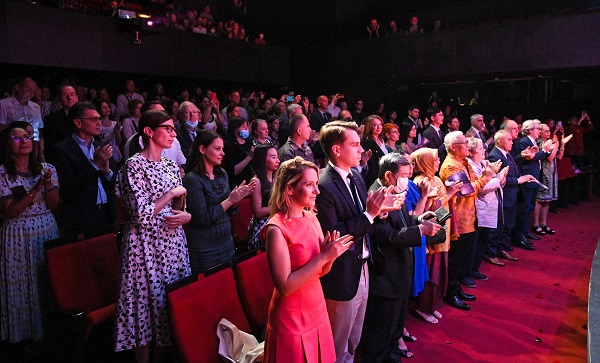 Warga Serbia memberikan standing ovation untuk penampilan sendratari Kelompok Tari KBRI Beograd "Bidadari Dance Studio” yang membawakan legenda Putri Mandalika dari Lombok di Teater Nasional Beograd