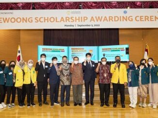 Penerimaan beasiswa Daewoong Foundation. (Dok.Kemendikbudristek)
