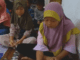 Siswa SDN 356 Luwu, Sulawesi Selatan yang Sedang Belajar di Teras Rumah Warga (KalderaNews/Ist)