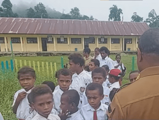 Pj Bupati Kabupaten Sorong Yan Piet Moso Saat Bertemu dengan Murid SD YPK Maranatha Malagubtuk yang Mengeluh Kekurangan Guru (KalderaNews/Ist)