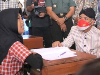 Gubernur Jawa Tengah Ganjar Pranowo berbicang dengan siswi SD Negeri Sugihan 03 Kecamatan Tengaran, Semarang. (Ist.)