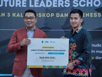 Gubernur Jawa Barat (Jabar), Ridwan Kamil bersama salah satu penerima Beasiswa Jabar Future Leaders (Jabar Future Leaders Scholarship/JFLS) tahun 2022 di Gedung Sate, Kota Bandung, Senin, 24 Oktober 2022