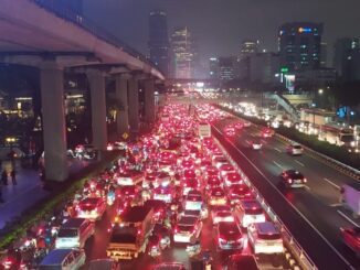 Kemacetan di Jakarta yang disebabkan oleh banjir dan genangan air pada Kamis, 6 Oktober 2022