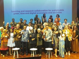 Director General of Climate Change, Ministry of Environment and Forestry (KLHK) of the Republic of Indonesia, Dr. Ir. Ruanda Agung Sugardiman, M.Sc, Director Nuffic Neso Indonesia, Peter van Tuijl, Director General Higher Education, Ministry of Education, Culture, Research and Technology of the Republic of Indonesia, Prof. Ir. Nizam, M.Sc., DIC, Ph.D., IPU, Asean Eng and Ambassador of the Kingdom of the Netherlands for Indonesia, Timor-Leste and ASEAN, H. E. Lambert Grijns in the closing of WINNER 2022