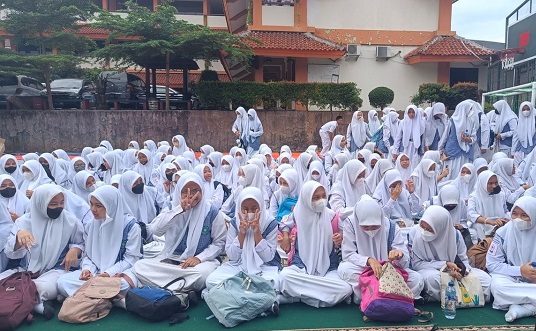 Para Siswa MTsN 19 Pondok Labu Jakarta sedang berkumpul di lapangan sekolah guna lakukan trauma healing (KalderaNews/Ist)