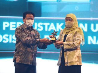 Khofifah Indar Parawansa, M.Si, Gubernur Jawa Timur menerima penghargaan tertinggi Nugra Jasa Dharma Pustaloka. (Dok.Perpusnas)