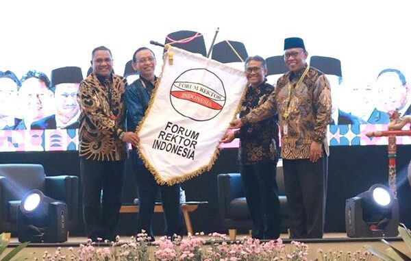 Prof. Dr. Mohammad Nasih (kedua dari kiri) dikukuhkan sebagai Ketua Forum Rektor Indonesia. (Dok.Unair)